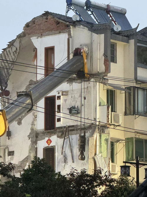 梦见下大雨房屋倒塌:梦中的崩塌,解析梦见下大雨房屋倒塌的隐喻与警示 梦见下大雨房屋倒塌:梦中的崩塌,解析梦见下大雨房屋倒塌的隐喻与警示