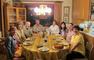 梦见去别人家吃饭:梦里赴宴,那些未曾预约的别人家餐桌