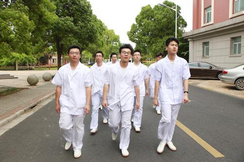 职业学校有哪些专业男生学什么好（男生学什么技术最吃香）