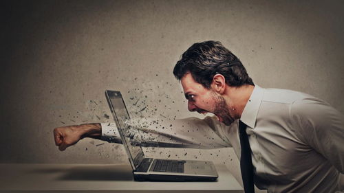 梦见生气摔东西：愤怒与失控，为何梦中摔东西会让我们心惊胆战