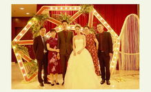 小伙挑黄道吉日结婚：小伙挑黄道吉日结婚，传统婚俗的新生代演绎