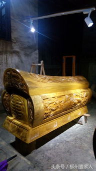 梦见三口棺材摆成一排：三口棺材排成一线，解密梦境中的神秘符号