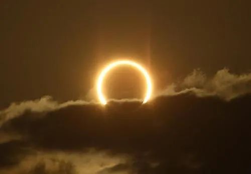 2月1日天宇将上演“月掩星”2月1日天宇将上演月掩星天文奇观，木星与土星共舞，公众可观测到星链消逝全过程