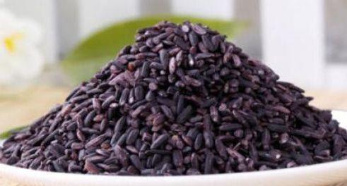 何首乌:何首乌,千年滋补传奇,黑金养生之宝