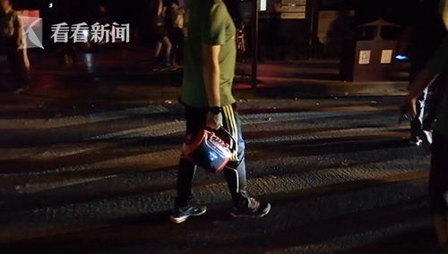 暴走团现身香港 放音乐打扰其他游客