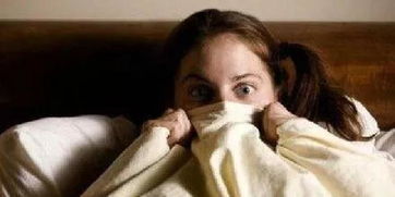 女人梦见自己大便被男人看见：梦中尴尬瞬间，女人梦见自己大便被男人看见的心理解析