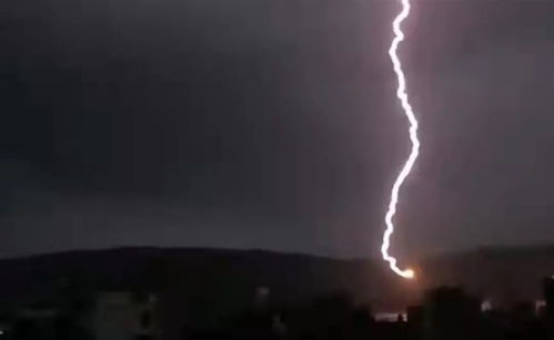 梦见被雷劈死预示什么:梦中雷电警示,被雷劈死的隐喻与现实启示