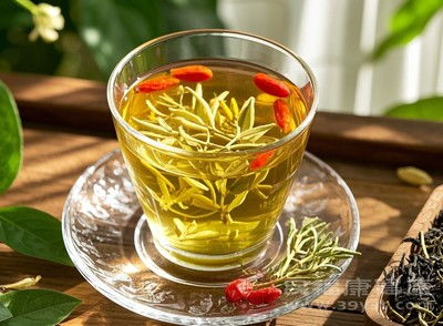 金银花泡水喝的功效与禁忌:全面解析,金银花泡水喝的功效与禁忌 金银花泡水喝的功效与禁忌:全面解析,金银花泡水喝的功效与禁忌