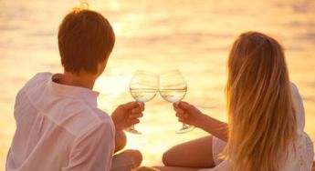 千里姻缘用什么牵:千里姻缘何以牵?那些看不见却存在的爱情纽带