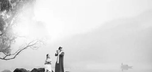 梦见家中去世老人复活：梦回故人，在梦中重逢，我们该如何面对？