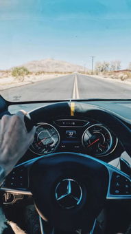 梦见自己开车：方向盘上的自我探索，从梦境开车看人生方向与心理成长