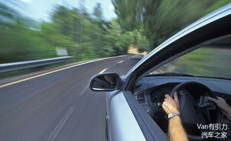 梦见自己开车：方向盘上的自我探索，从梦境开车看人生方向与心理成长