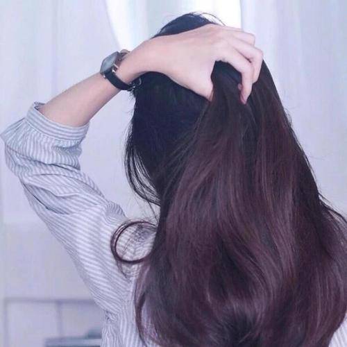 女人梦见头发剪短了：头发剪短了？女性梦境中的自我重塑密码