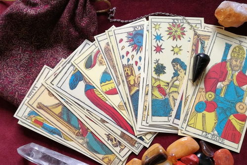 塔罗牌真的假的怎么算：塔罗牌，真的有用还是玄学？如何正确解读塔罗牌的奥秘？