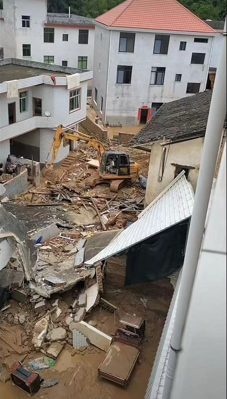 梦见自家的旧房子倒塌：旧房倾覆，一场关于过往与新生的梦