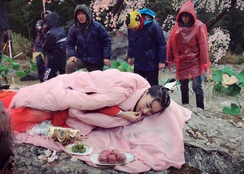 女人梦见自己的坟墓:女人梦见自己的坟墓,潜意识中的恐惧与自我和解 女人梦见自己的坟墓:女人梦见自己的坟墓,潜意识中的恐惧与自我和解