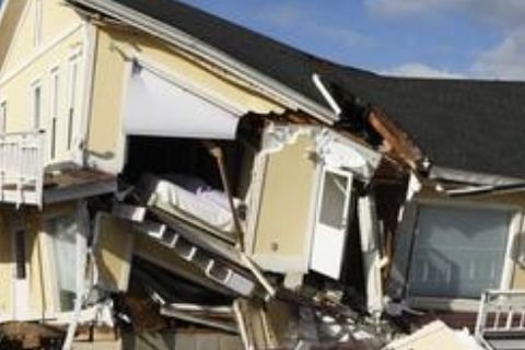 梦见房子倒塌是什么预兆：梦见房子倒塌，传统解梦与心理学的双重解读