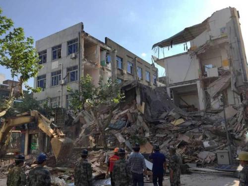 梦见房子倒塌是什么预兆：梦见房子倒塌，传统解梦与心理学的双重解读