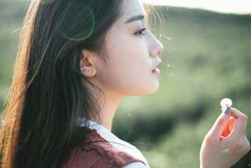 女人梦见抱着别人孩子：梦中的情感暗语，女人梦见抱着别人孩子，背后藏着怎样的心事？