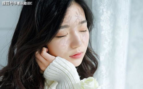 双子座女人的十大特点：双子座女人的双面魅力，解码她们十大核心特质与成长密码