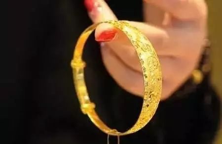 女生求姻缘戴什么金子好:女生求姻缘戴什么金子好?这些黄金首饰寓意美好又旺夫! 女生求姻缘戴什么金子好:女生求姻缘戴什么金子好?这些黄金首饰寓意美好又旺夫!