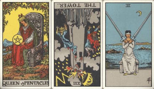 手上拿一个剑塔罗牌：手上拿一个剑塔罗牌，探索神秘力量与灵性成长