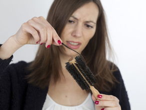 梦见梳头大把掉头发：解密梦境，梳头掉发背后的潜意识密码