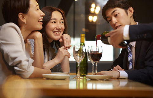 女子即将结婚 父母取出封存的女儿红