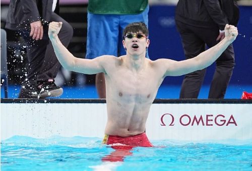 潘展乐夺得男子100米自由泳金牌