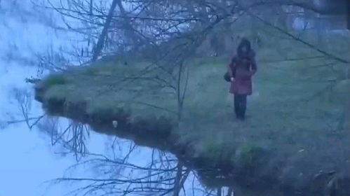 女人梦见烧纸钱还有火苗:那夜,她梦见自己站在一片荒凉的坟地里,四周是荒草与坟冢,夜风吹过,带来几缕寒意。她手中捧着许多纸钱,那是她平日所积攒的,为的是在清明时烧给先人的。她将纸钱一一叠好,放在地上,然后点燃