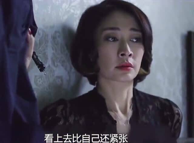 女人梦见自己假装变疯:梦中伪装的疯癫,女人内心的隐秘挣扎