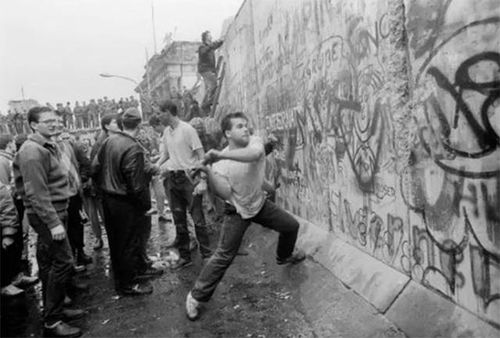 1999年5月8日:血色黎明,1999年5月8日中国驻南联盟使馆遭导弹袭击事件始末与历史启示 1999年5月8日:血色黎明,1999年5月8日中国驻南联盟使馆遭导弹袭击事件始末与历史启示